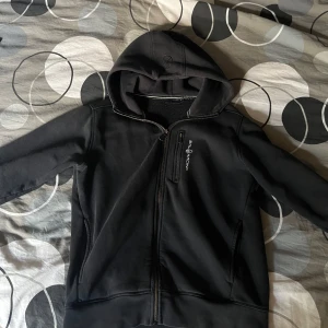 Sail racing hoodie - Säljer nu en sail racing zip hoodie i hyfsat fint skick. Finns tecken på användning men är fin i övrigt. Storlek S.