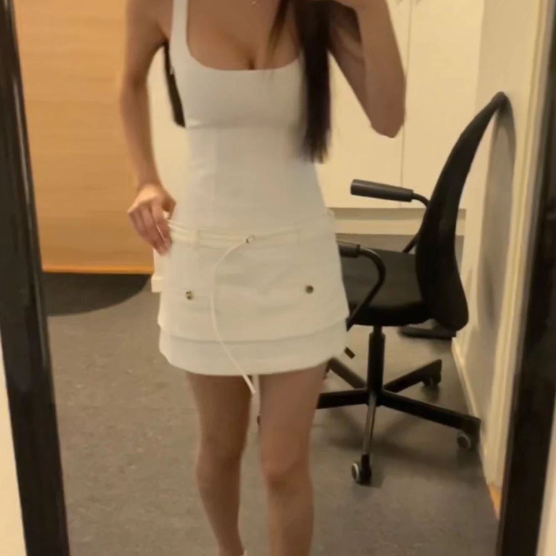 Vit kort klänning med snörning