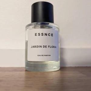 ESSNCE Jardin de Flora parfym - Se bild hur mycket använt 