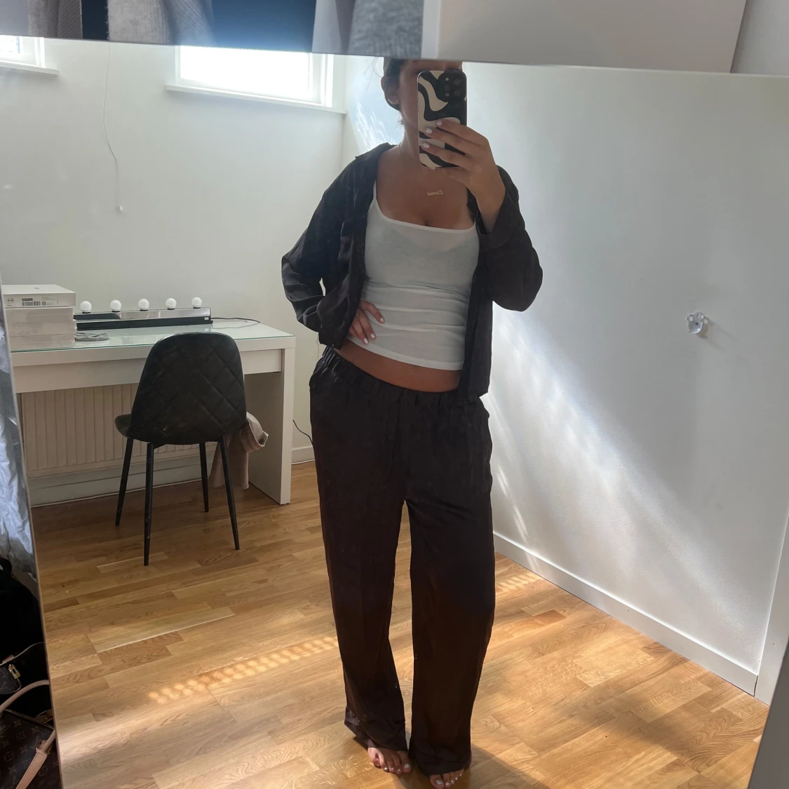 Bruna vida pyjamasbyxor i satin-look och matchande skjorta