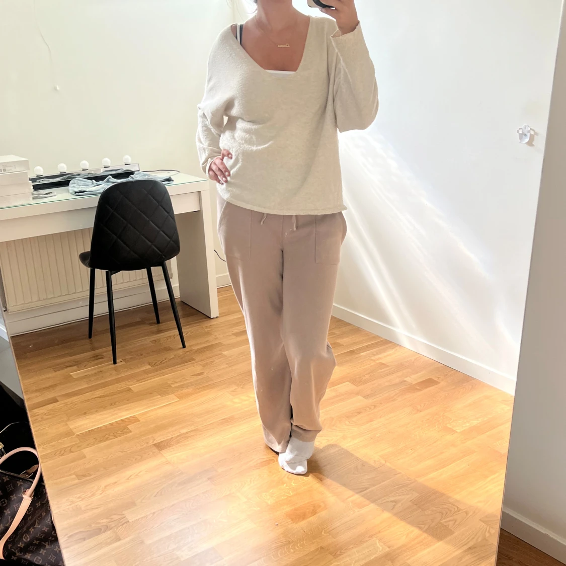 Beige v-ringad stickad tröja Vero Moda