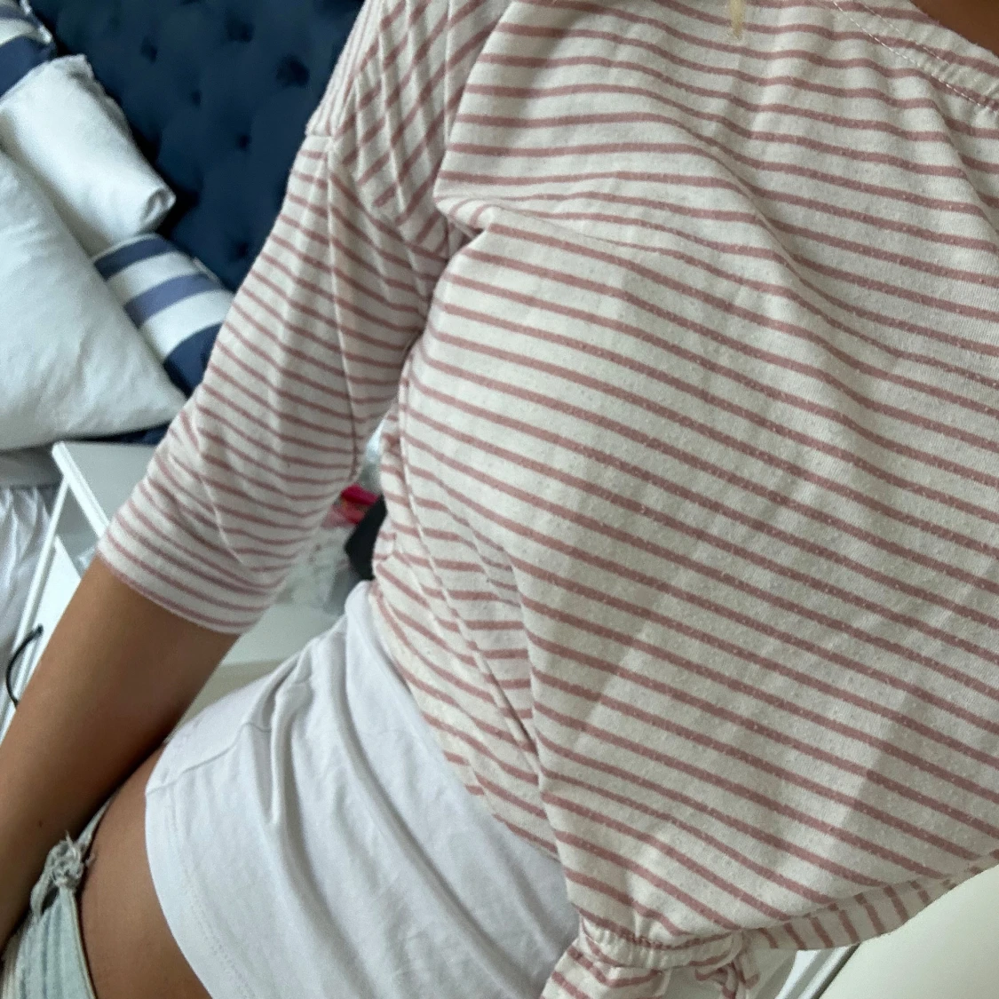 Randig rosa och vit tröja med knyt - 3