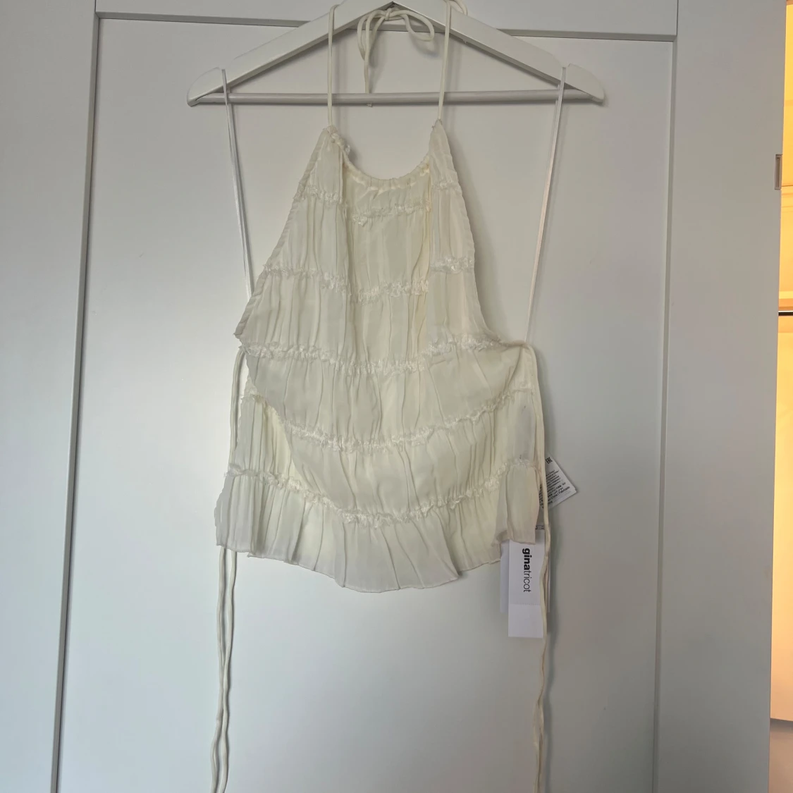 Vit linnetopp från Gina Tricot