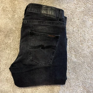 Nudie jeans grim tim - Säljer dessa feta jeans från nudie. Köpta i butik, går säkert lösa kvitto om det skulle önskas. Egentligen inga tecken alls på användning. Säljer för dom har blivit för små. Org pris: 1600. Skriv vid fler frågor✌️
