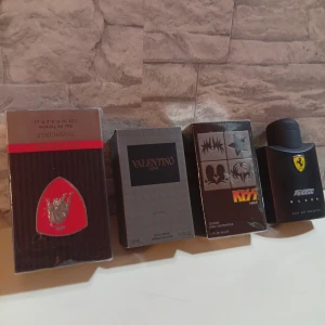 Fyra herrparfymer: Valentino, Ferrari m.fl. - Säljer fyra olika herrparfymer: Invincible i svart och röd kartong med silverdetalj, Valentino Uomo Intense i stilren grå förpackning, Kiss Him i svart kartong med bandlogga och Scuderia Ferrari Black i svart flaska med gul Ferrari-logga. Perfekt för dig som gillar unika dofter.