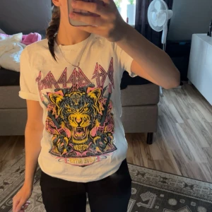 T-shirt - En vit T-shirt med coolt tryck. Endast använd 1 gång så har inga skador, storleken är xs men passar mig med s. Märket är Def Leppard. Priset går att diskutera💞