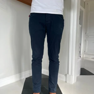 Sartoria Tramarossa - Mörkblå chinos  - Snygga mörkblå chinos från Sartoria Tramarossa. Byxorna har en slim passform och är tillverkade i mjuk bomull med lite stretch. Perfekt för dig som gillar stilrena och moderna byxor. Byxorna är av äldre modell nypris är uppskattningsvis ca 3000kr men eftersom att de är använde mycket så kan jag tänka mig att sälja de för 800kr.