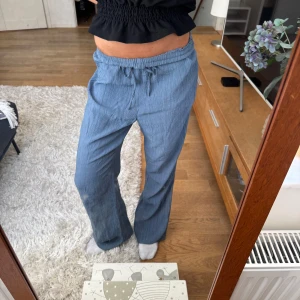 Zara byxor med struktur  - Snygga luftiga byxor med struktur från Zara. saknar lapp men skulle säga att den är M. Jag är 170 cm lång 