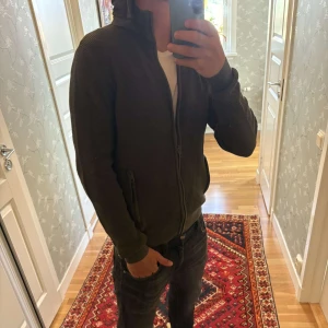 Cardigan  - Säljer en riktigt fet cardigan som är extremt populär just nu. Skriv om du har några frågor eller funderingar!!!