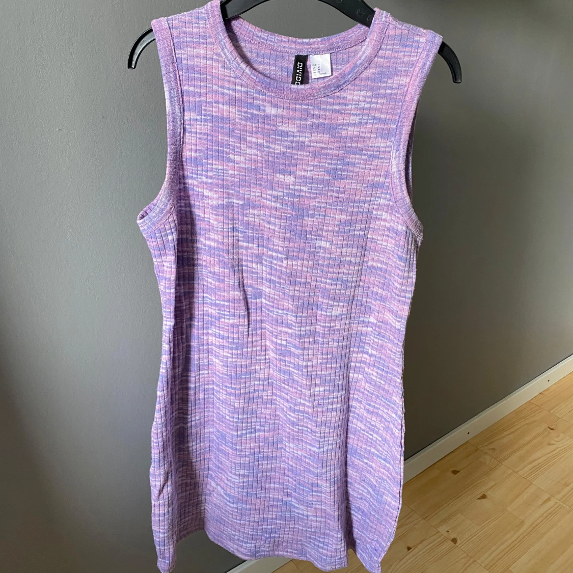 Lila ribbad klänning 