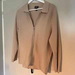 Full zip - Stilren beige fullzip med krage, använd ett fåtal gånger! Lite lättare tröja.