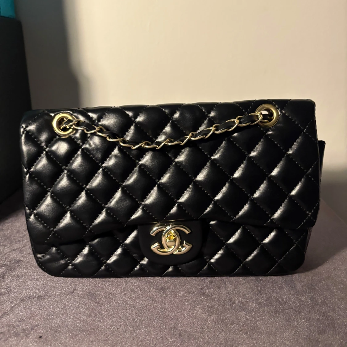 Chanel svart quiltad axelväska i skinn - 4
