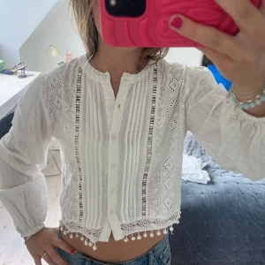 Vit broderad blus - Superfin vit blus!! 