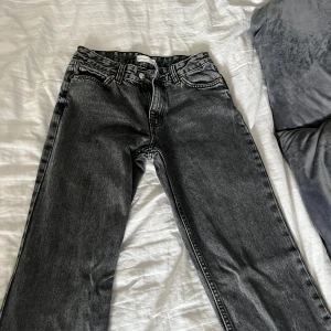 Svarta straight jeans  - Snygga svarta jeans från Gina tricot, straight low waist jeans storlek 34