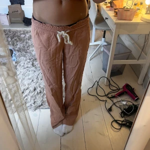 Roxy linnebyxor - Säljer mina lågmidjade Roxy linnebyxor i perfekt skick, nästan aldrig använda