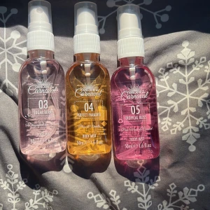 3-pack Amour de Carnaval Body Mist - Säljer tre body mists från Amour de Carnaval: Sugar Berry (ljusrosa), Perfect Paradise (gul/orange) och Tropical Bliss (rosa). Varje flaska rymmer 50 ml och har en smidig sprayfunktion. Fräscha, fruktiga och blommiga dofter i genomskinliga plastflaskor med vita spraykorkar.