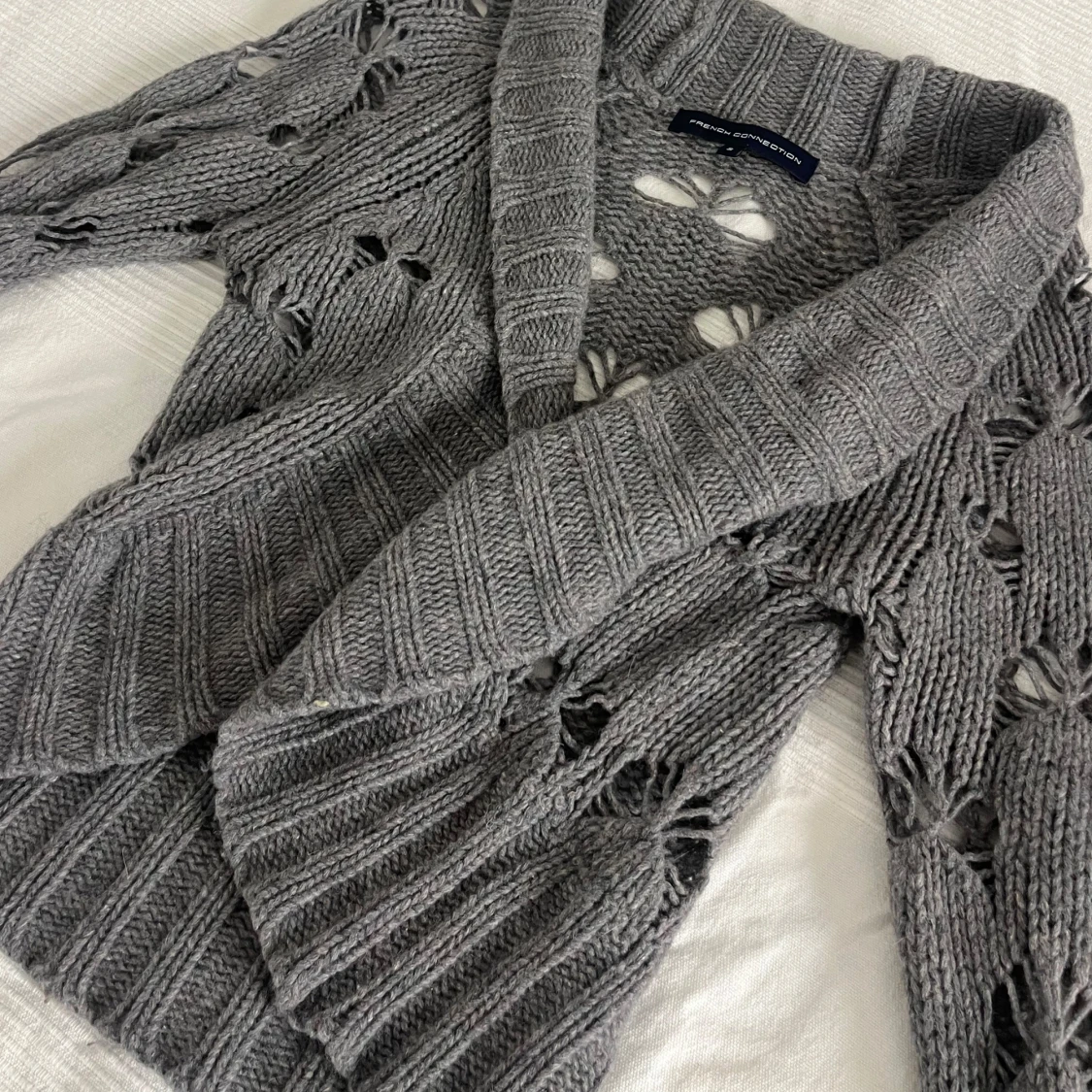 Grå stickad kofta från French Connection - 2