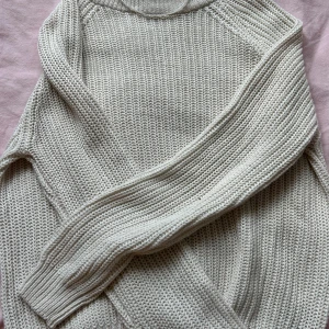 Krämvit stickad tröja från 157 Collection - Säljer en krämvit stickad tröja från lager 157 i storlek XS i användt skick. Säljer då jag inte använder den. Kontakta innan köp!