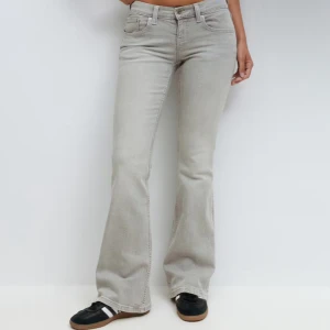 Bootcut ljusgrå jeansbyxor - Snygga ljusgrå low Waist bootcut jeans, nästan som nya , Tryck gärna på ”köp nu”❣️