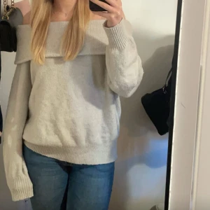 Stickad off shoulder  - Skit snygg kall beige färg och den sitter petfekt💗