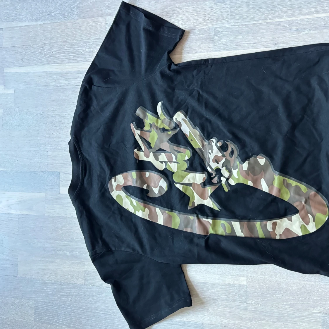 Svart t-shirt med camo-tryck från Cayler & Sons - 1