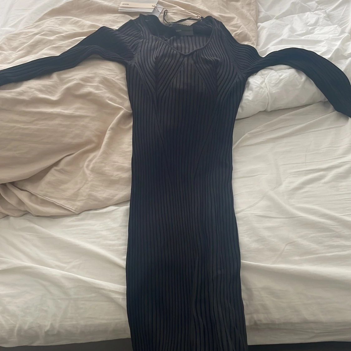 Svart ribbad långklänning från Guess - 4