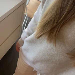 Beige stickad tröja från Gina Tricot - Mysig stickad tröja från Gina Tricot i en ljus beige ton. Tröjan har rund hals och är perfekt inför hösten! Den är i storlek 146/152 men upplevs stor i storleken, den passar mig super bra trotts att jag är 165 cm lång! 