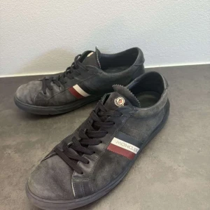 Moncler skor - Skor från Moncler | Storlek 43 | Endast skor följer med vid köp | Skriv vid frågor | Svarta/mörkblå färg |