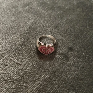 Silverring med rosa hjärta - Säljer då den är för liten, aldrig använt.
