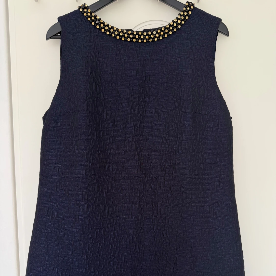 Marinblå kortklänning med pärlor