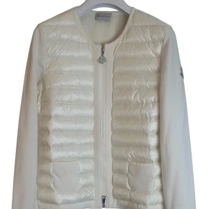 Moncler cardigan dam  - Moncler tricot cardigan tjej. Storlek S. passar även Xs. Skick 9/10 super fräsch som ny med kvitto. (Se sista bild) pris 3990kr finns att köpa på våran hemsida, Fashionels.com