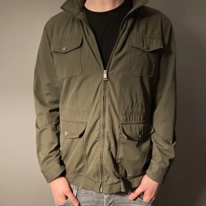 Grön fieldjacket - Skön fieldjacket från Mudo collection! Skick:8/10 använd sparsamt Nypris: 1249kr. Priset kan diskuteras vid snabb affär.