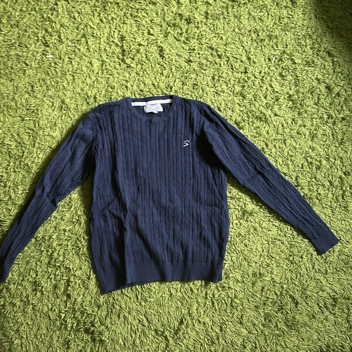 Marinblå kabelstickad tröja
