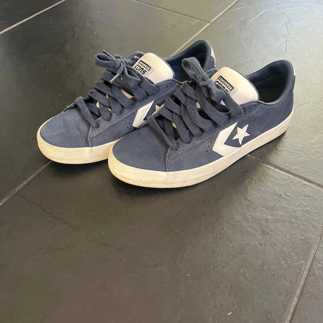 Mörkblå Converse cons sneakers i mocka - 1