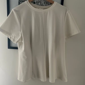 Figursydd tshirt - Figursydd tshirt från hm med pressveck. Stl L. Använd en gång