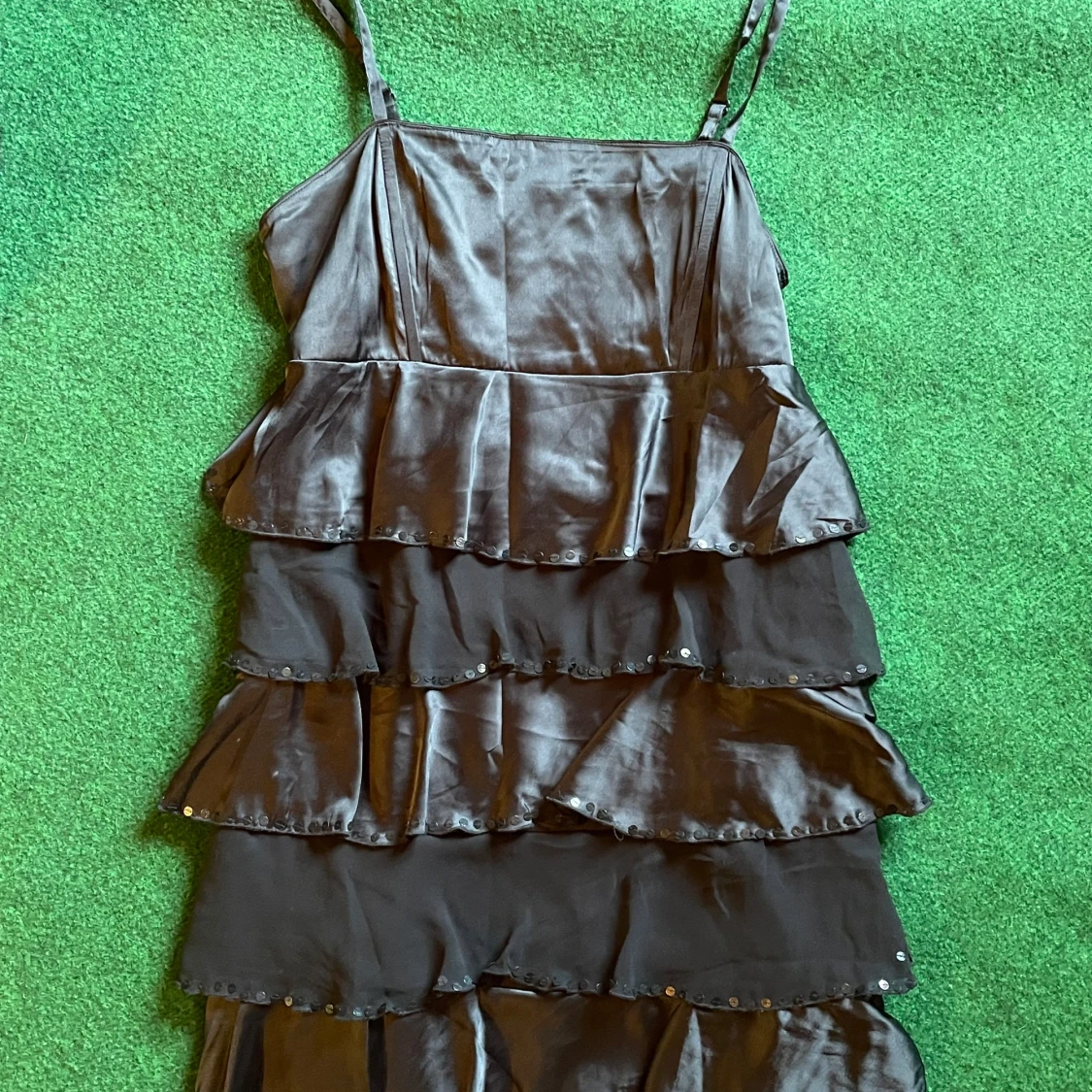 Svart volangklänning från KappAhl