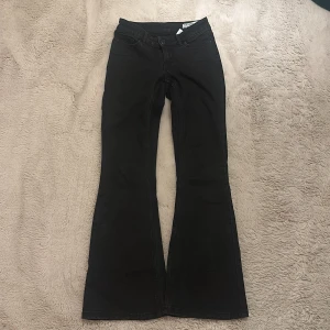 Svarta bootcut jeans från VEROMODA  väldigt bekväma💕 - Säljer ett par svarta jeans från  VEROMODA med bootcut-modell. Byxorna har klassisk femficksdesign, normal midja och är tillverkade i stretchigt jeanstyg för en bekväm passform. Perfekta för dig som gillar en tidlös och snygg look.