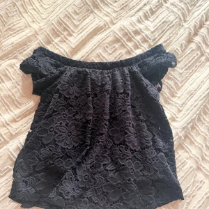 Svart offshoulder spetsblus - jätte fin blus 