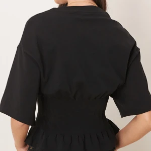 Gina tricot topp - Smock tee från Gina, svårt att se smocken (se bild 2 i beige färg). Säljer en svart! Aldrig använd