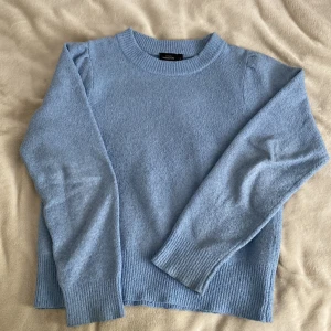 Blå stickad tröja från Kappahl  - Tecken på användning. Hela tröjan är knottrig. Säljer för att jag inte använder den längre. Skicka för bilder eller frågor. Öppen för prisförslag💕