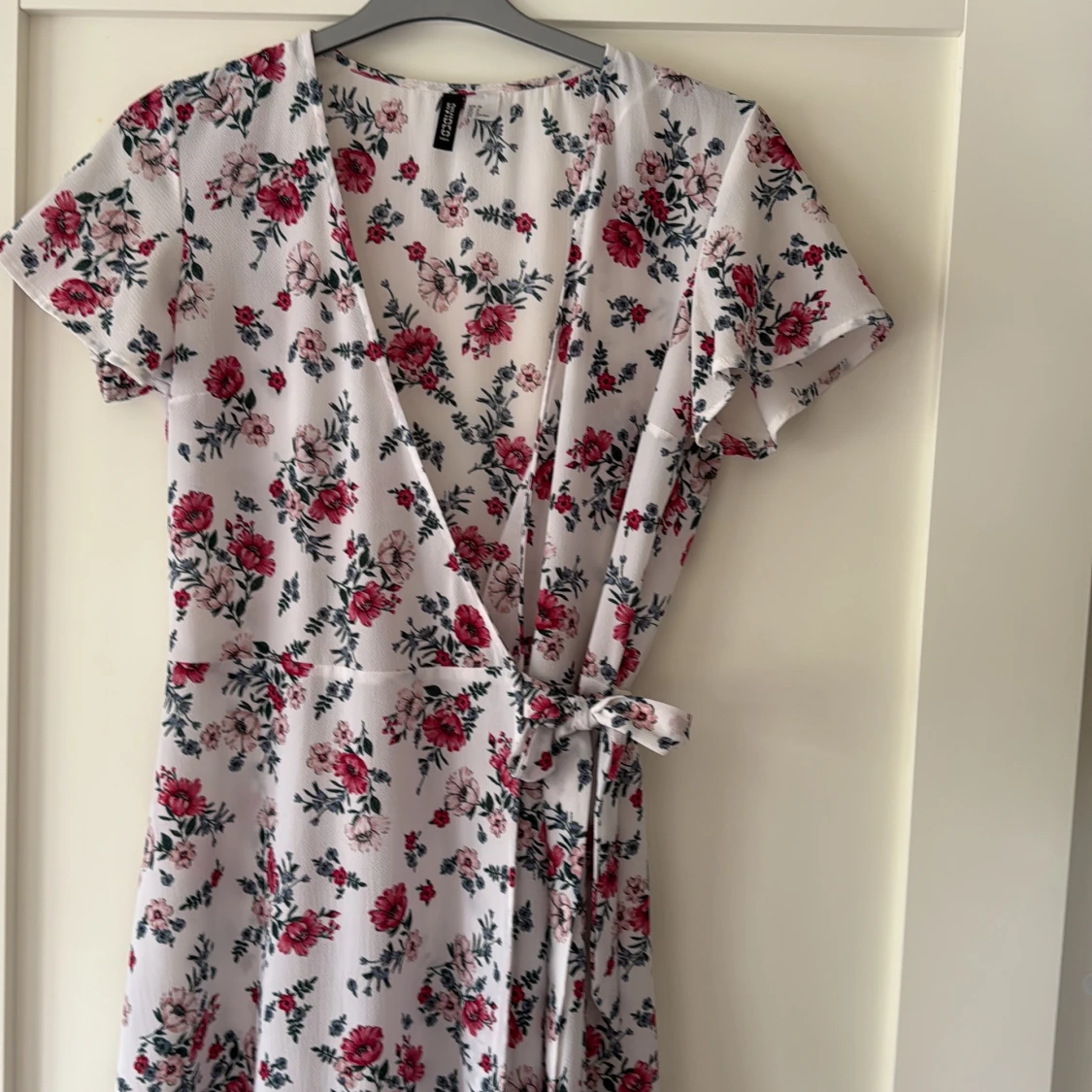 Blommig omlottklänning från H&M - 1