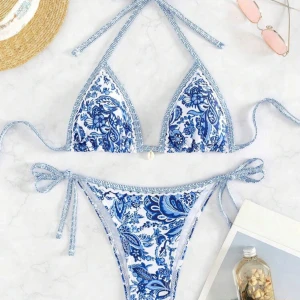 Bikini, blå vit mönstrad  - Jätte fin bli vit mönstrad bikini. Helt oanvänd. Är storlek xs men skulle säga att den är mer en s. Från shein 