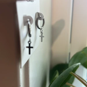 Kors örhängen  - Silver örhängen med jättefina små kors på, säljs pga av att de aldrig användes, jättefina och minimalistiska, passar till allt 💞fick som present utan själva hållaren så de är ej från glitter, utan den kommer bara användas för att ha koll på dem 💞