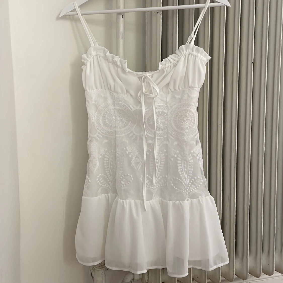 Vit kort klänning med spets och snörning