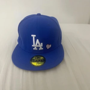Blå LA Dodgers 59FIFTY keps - Snygg blå LA Dodgers 59FIFTY keps från New Era har använt den några gånger den va stor för mig så jag valde och sälja den 