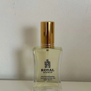 Parfymflaska med guldlock -   ✨ Creed colonge – En lyxig doft till ett överkomligt pris ✨  Upplev samma varma, kryddiga och sofistikerade känsla som Creed colonge men utan att tömma plånboken.  Toppnoter Mandarin apelsin, ingefära, rosépeppar, Bergamot och grön mynta. Hjärtnoter vetiver, Patchouli sandelträ ozonic noter. Basnoter mysk björk tonka bönor, styrax och ceder. Parfymen är Edp och håller hela dagen. Parfymen är oöppnad och inte använd någon gång. Vid frågor skicka ett meddelande 