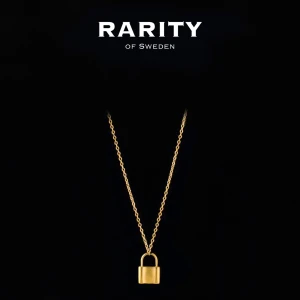 Lock Necklace - Gold: Guldigt halsband med lås  - Stilrent halsband i guld från Rarity of Sweden med en unik hängande låsberlock. Kedjan är tunn och elegant, perfekt för dig som gillar minimalistiska smycken med en cool twist. Låset ger en edgy vibe och gör halsbandet till ett statement piece.