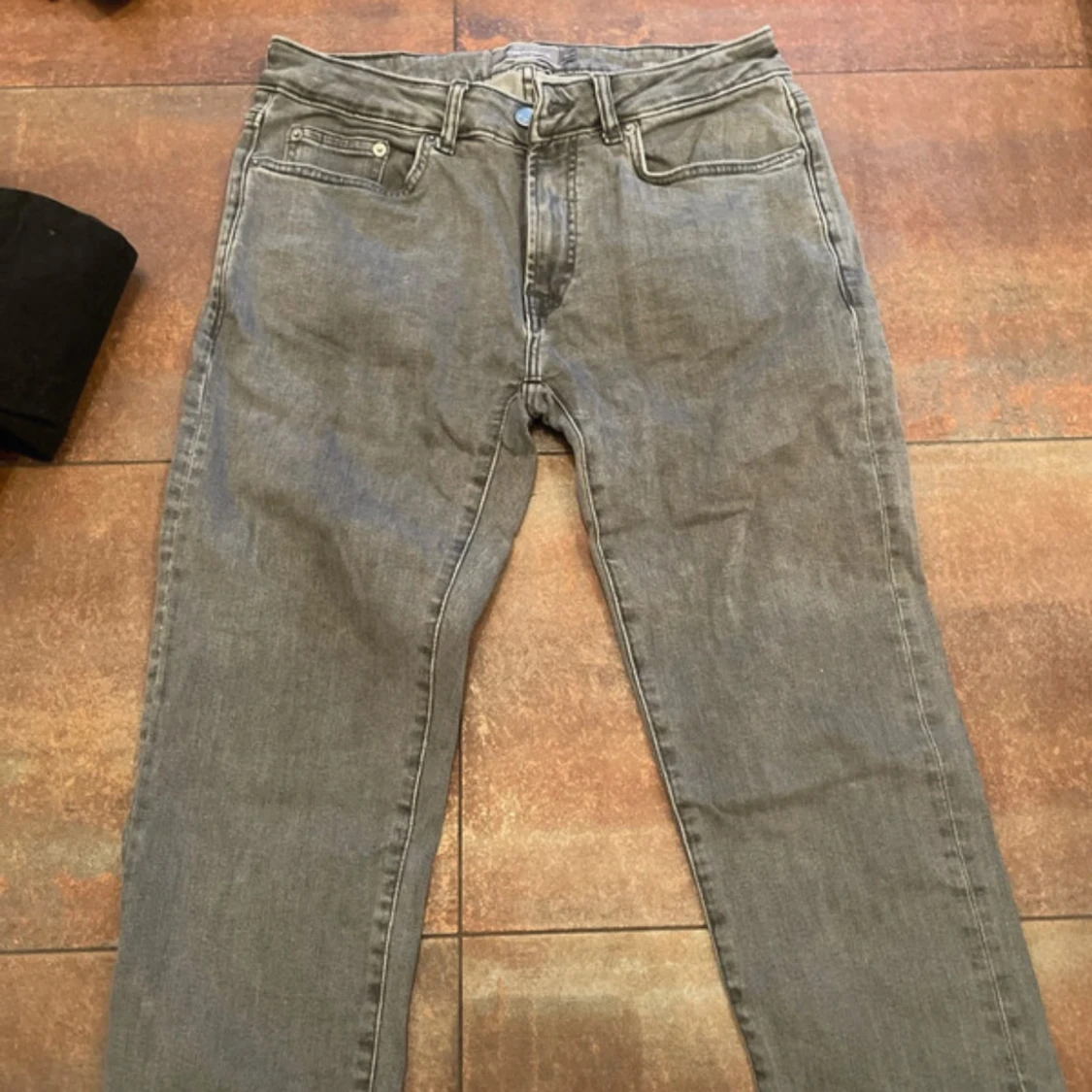 Grå slim fit jeans från Dressmann - 3