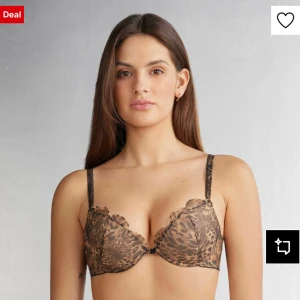 Leopardmönstrad bh intimissimi - Snygg bh med leopardmönster i bruna och svarta toner. Axelbanden är justerbara och har fina spetsdetaljer. Kuporna har lätt volangkant upptill. Bhn är i modellen simona ifrån intimissimi. Så mycket push up. Org priset är runt 500. Använd en gång 