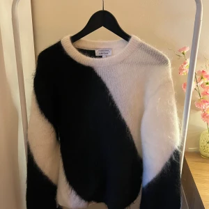 Svartvit stickad tröja & Other Stories - Säljer en fluffig stickad tröja från & Other Stories i storlek XS. Perfekt till hösten/vinten. Köpt för 1200kr och säljer för 650kr. Väldigt mjuk och bekväm och helt oanvänd 